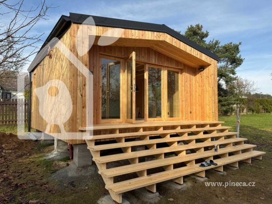 Zateplený zahradní domek PIA 25 m² s modřínovým obkladem na Příbramsku