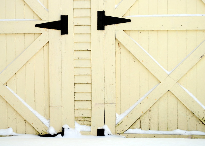 garážová vrata v zimě